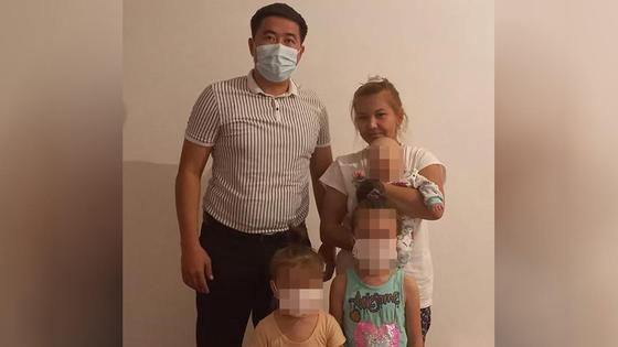 Дилбара Тилеулесова с детьми и замначальника Линейного отдела полиции на станции "Мангистау" Куанышкереем Кызылбаевым Дилбара Тилеулесова с детьми и замначальника Линейного отдела полиции на станции "Мангистау" Куанышкереем Кызылбаевым