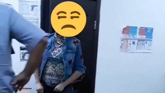 Женщина замахивалась на полицейского в Павлодаре Женщина замахивалась на полицейского в Павлодаре