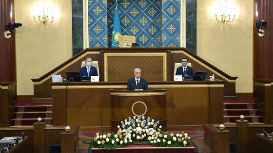 Касым-Жомарт Токаев выступает в парламенте Касым-Жомарт Токаев выступает в парламенте