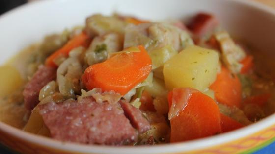 Жаркое с мясом в тарелке Жаркое с мясом в тарелке