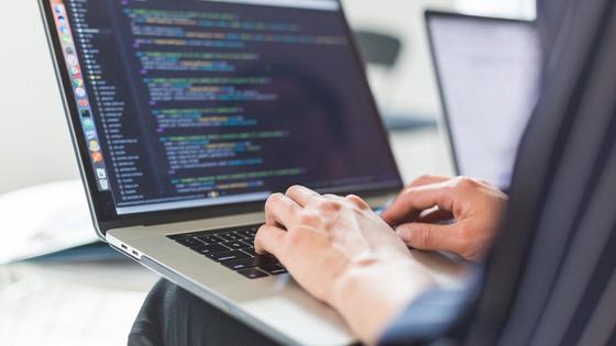 Ноутбук ұстап отырған жігіт Ноутбук ұстап отырған жігіт