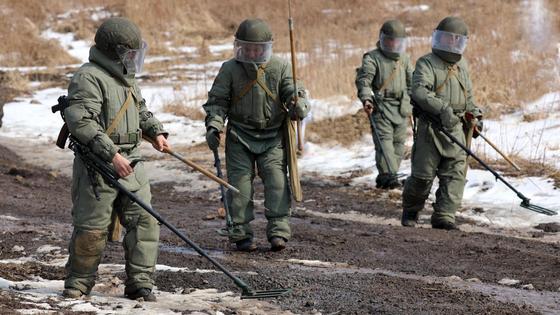 солдаты на дороге солдаты на дороге