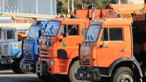 Грузовые авто стоят на стоянке Грузовые авто стоят на стоянке