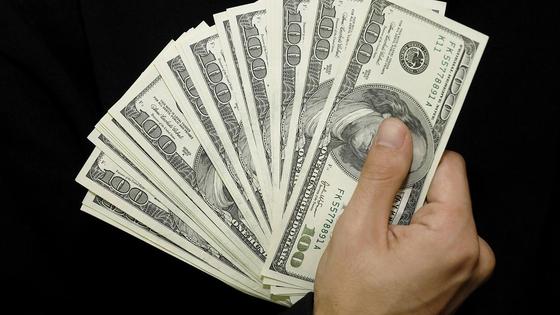 Человек держит доллары Человек держит доллары