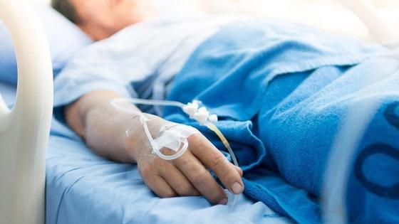 Пациент лежит на кушетке в больнице Пациент лежит на кушетке в больнице