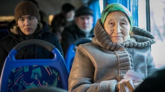 пенсионерка в общественном транспорте пенсионерка в общественном транспорте