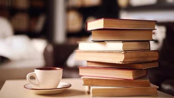 стопка книг и чашка стопка книг и чашка