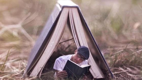 Парень читает книгу Парень читает книгу