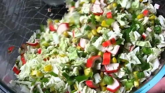 Крабовый салат с рисом и пекинской капустой Крабовый салат с рисом и пекинской капустой
