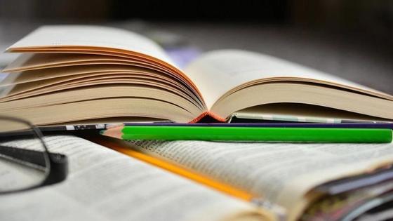 книги и карандаши книги и карандаши
