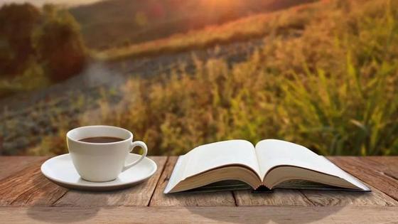 раскрытая книга и чашка кофе раскрытая книга и чашка кофе