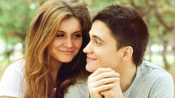 Парень и девушка любуются друг другом Парень и девушка любуются друг другом