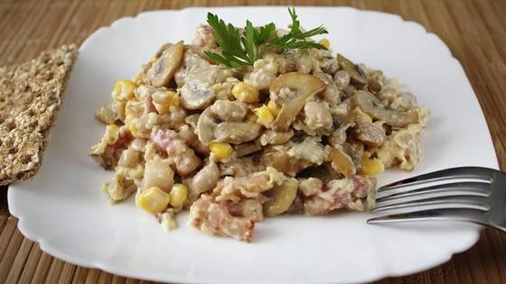 Салат с жареными грибами, ветчиной и сыром Салат с жареными грибами, ветчиной и сыром