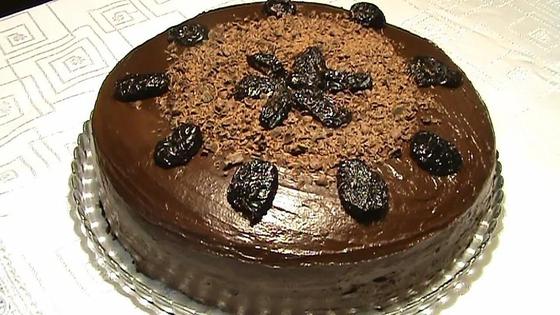 Торт медовый со сметанным кремом и черносливом Торт медовый со сметанным кремом и черносливом