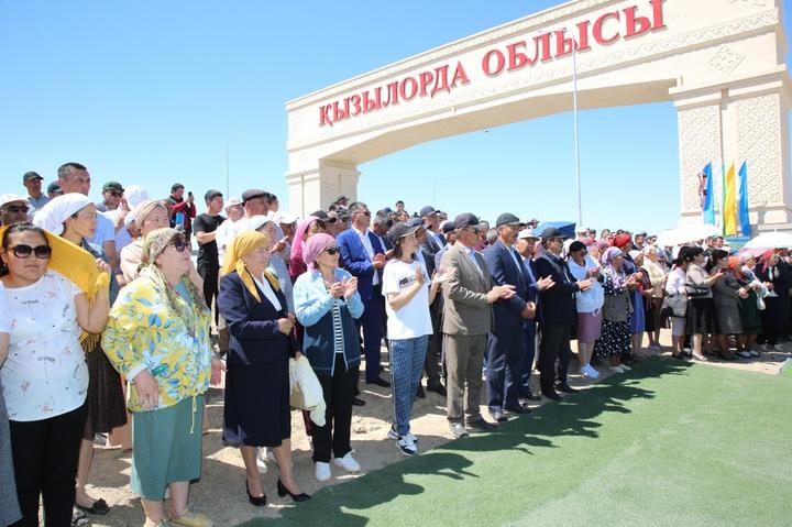 Аумаққа көрік берген кіреберіс қақпа Аумаққа көрік берген кіреберіс қақпа
