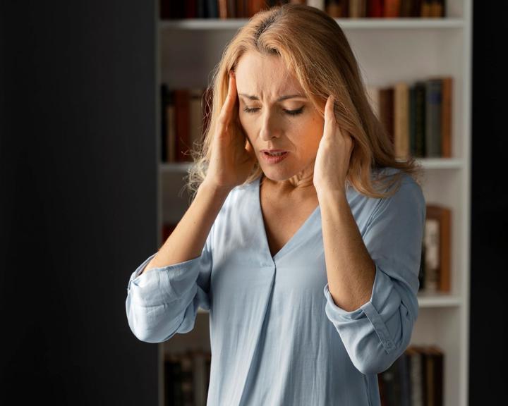 Женщина плохо себя чувствует Женщина плохо себя чувствует