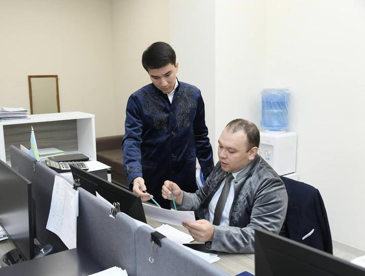 Жұмысқа ұлттық киіммен келген мемқызметшілер Жұмысқа ұлттық киіммен келген мемқызметшілер