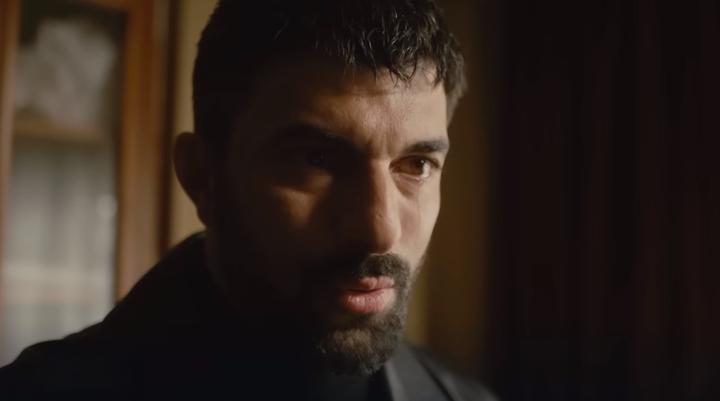 Кадр с Энгином Акюреком из серила «Меня зовут Фарах» Кадр с Энгином Акюреком из серила «Меня зовут Фарах»