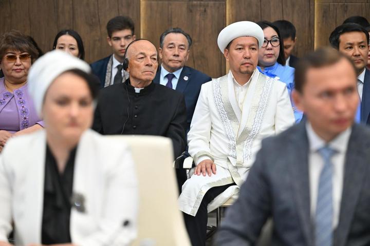 Маулен Ашимбаев встретился с с депутатами маслихатов Маулен Ашимбаев встретился с с депутатами маслихатов