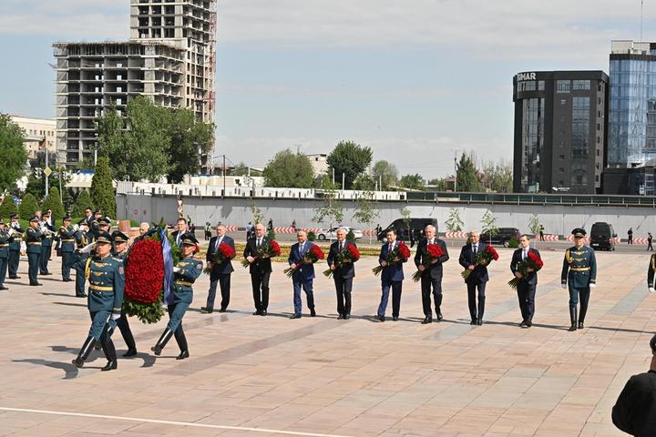Возложение цветов к Вечному огню у Монумента Победы в Бишкеке Возложение цветов к Вечному огню у Монумента Победы в Бишкеке