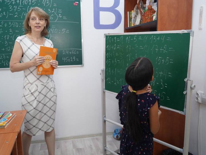 Начальное образование в казахстане. Педагог kz. Учитель и ученик. Школьники и учитель. Современная казахстанская школа.