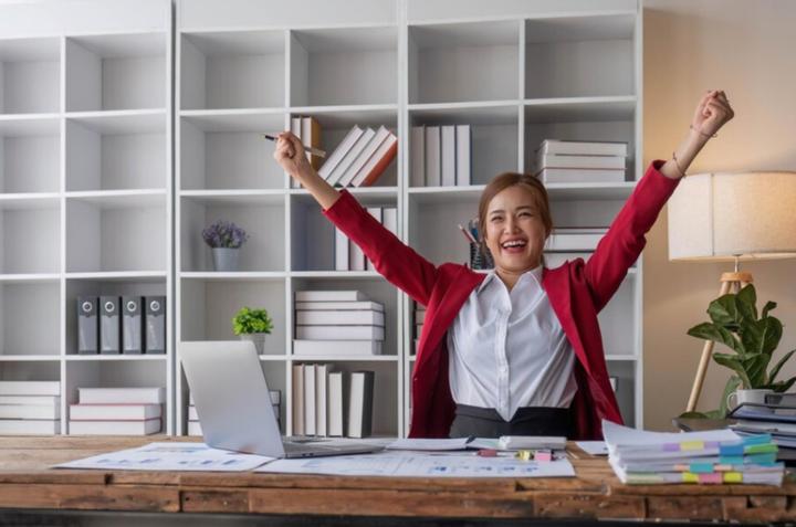 Человек руки вверх. Человек тянется вверх. Задран вверх. Радостная девушка. Мужчина с поднятыми руками.