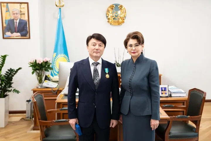 Отец Димаша Кудайбергена получил награду от имени президента