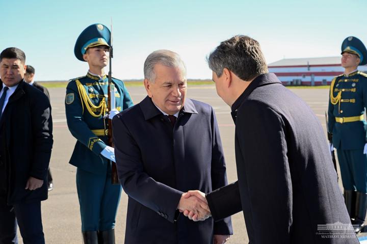Шавкат Мирзиеев прилетел в Астану Шавкат Мирзиеев прилетел в Астану