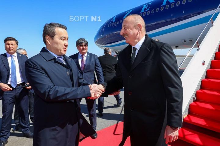 Әлихан Смайылов Ильхам Әлиевті әуежайда қарсы алуда Әлихан Смайылов Ильхам Әлиевті әуежайда қарсы алуда
