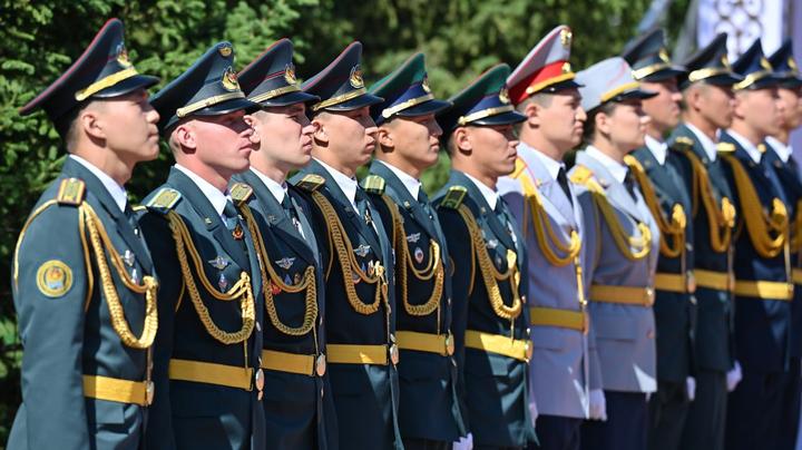 Қасым-Жомарт Тоқаев Мемлекеттік ту көтеру рәсіміне қатысты Қасым-Жомарт Тоқаев Мемлекеттік ту көтеру рәсіміне қатысты