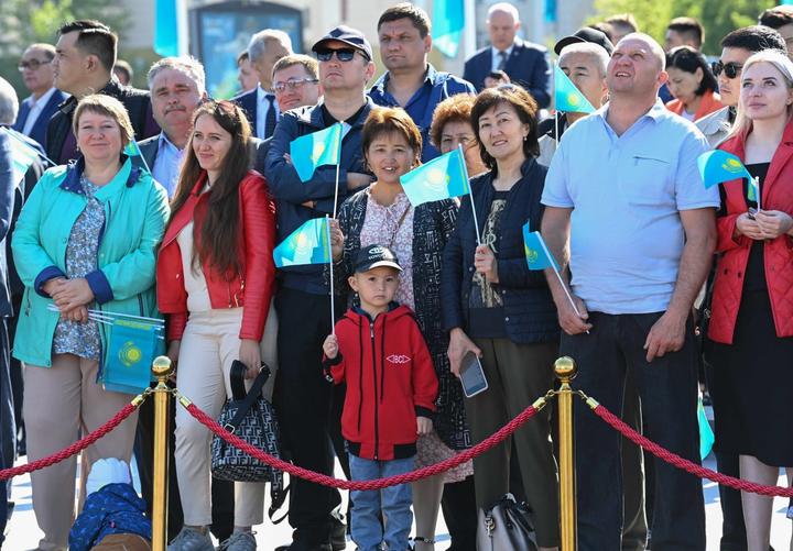 Қасым-Жомарт Тоқаев Мемлекеттік ту көтеру рәсіміне қатысты Қасым-Жомарт Тоқаев Мемлекеттік ту көтеру рәсіміне қатысты