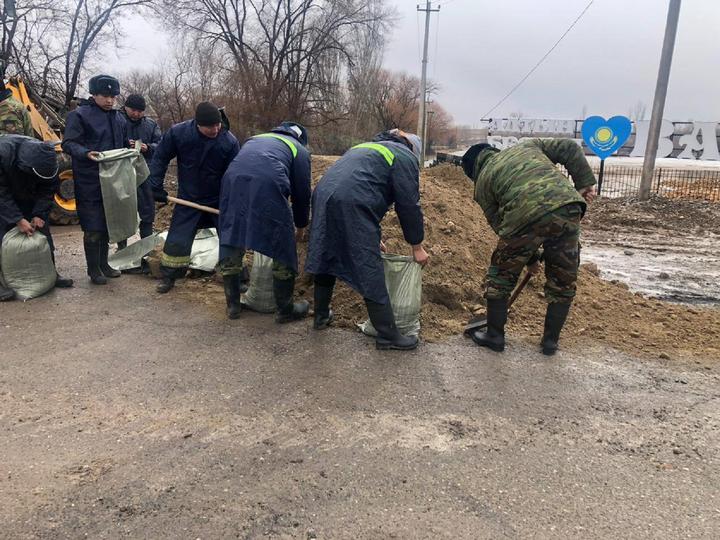 Инертті материалдарды қапқа салуда Инертті материалдарды қапқа салуда