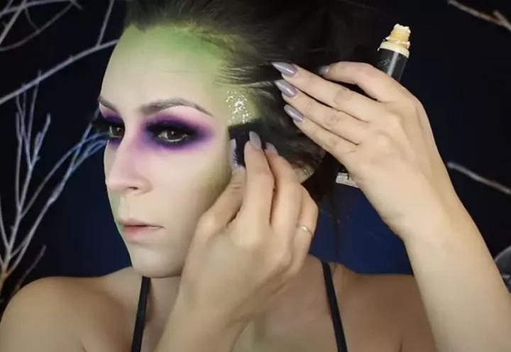 Әйел бетіне далап жағып тұр Әйел бетіне далап жағып тұр