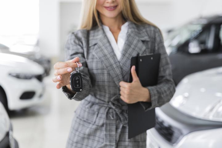 Продавец протягивает ключи от автомобиля Продавец протягивает ключи от автомобиля
