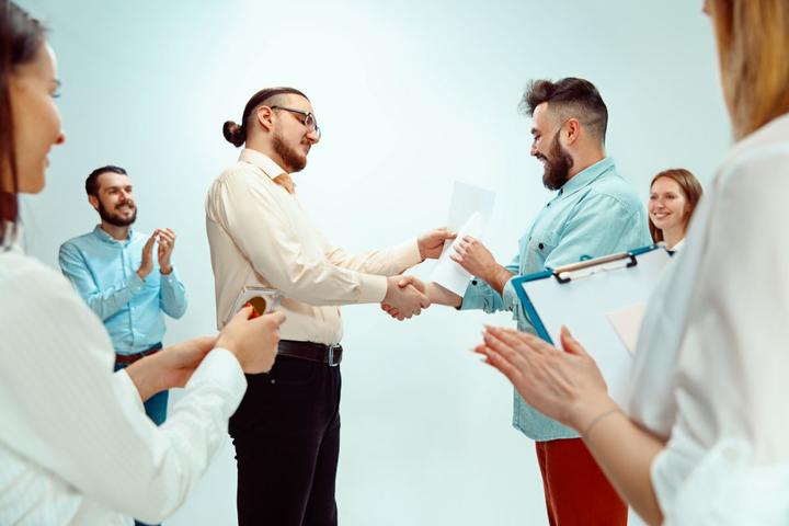 Руководитель выражает благодарность работнику Руководитель выражает благодарность работнику