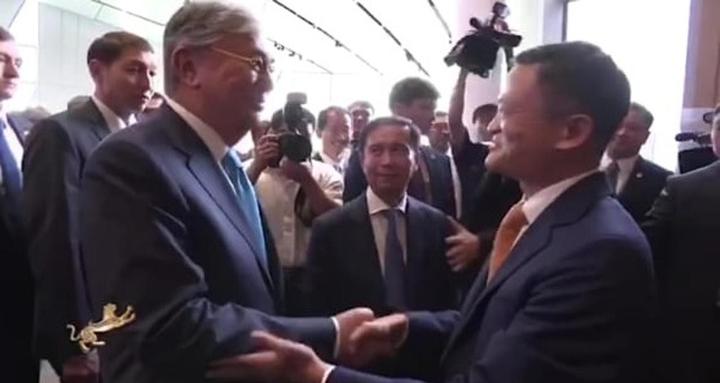 Теплое рукопожатие: появилось видео встречи Токаева с Джеком Ма Теплое рукопожатие: появилось видео встречи Токаева с Джеком Ма