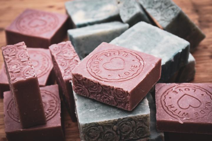 Үстел үстіндегі кір сабындар. Көрнекі сурет Үстел үстіндегі кір сабындар. Көрнекі сурет