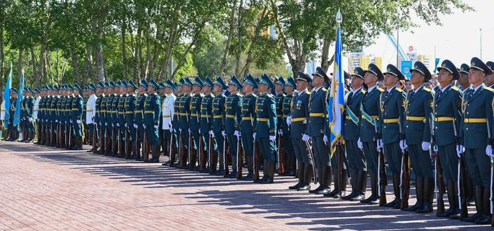 Қасым-Жомарт Тоқаев Мемлекеттік ту көтеру рәсіміне қатысты Қасым-Жомарт Тоқаев Мемлекеттік ту көтеру рәсіміне қатысты