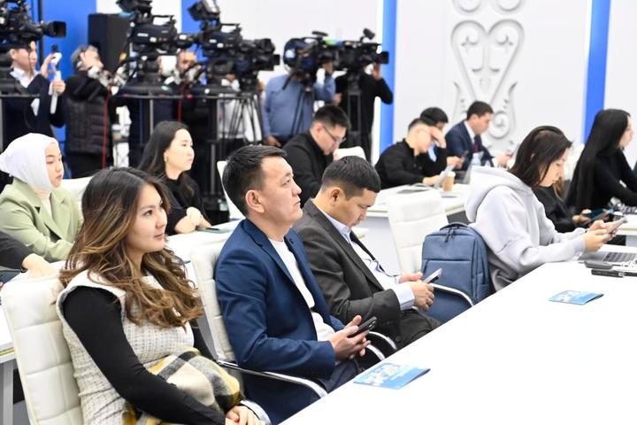 Орталық коммуникациялар қызметіндегі брифинг Орталық коммуникациялар қызметіндегі брифинг