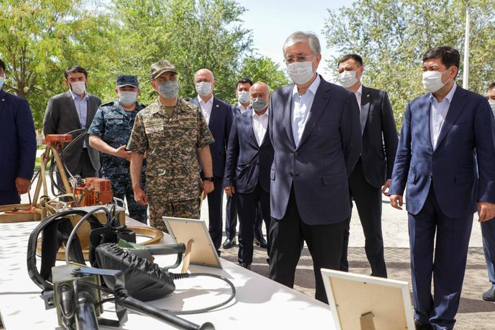 Касым-Жомарт Токаев осматривает спецтехнику воинской части Касым-Жомарт Токаев осматривает спецтехнику воинской части