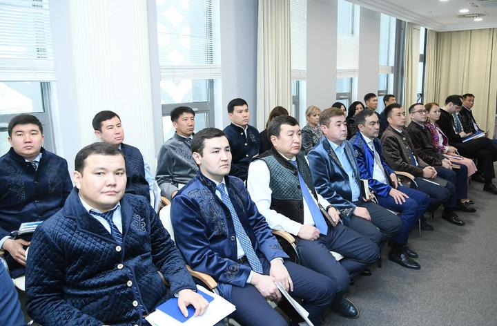 Жұмысқа ұлттық киіммен келген мемқызметшілер Жұмысқа ұлттық киіммен келген мемқызметшілер