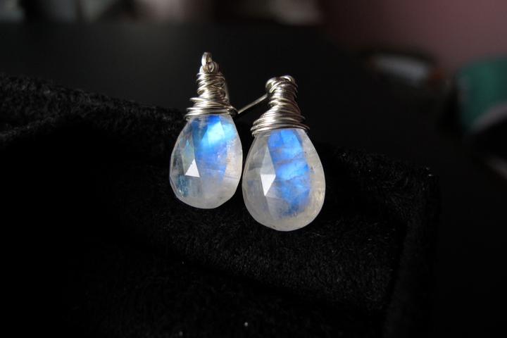 Серьги из лунного камня Серьги из лунного камня