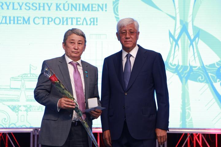 Амандык Баталов поздравил специалистов с Днем строителя в Талдыкоргане Амандык Баталов поздравил специалистов с Днем строителя в Талдыкоргане