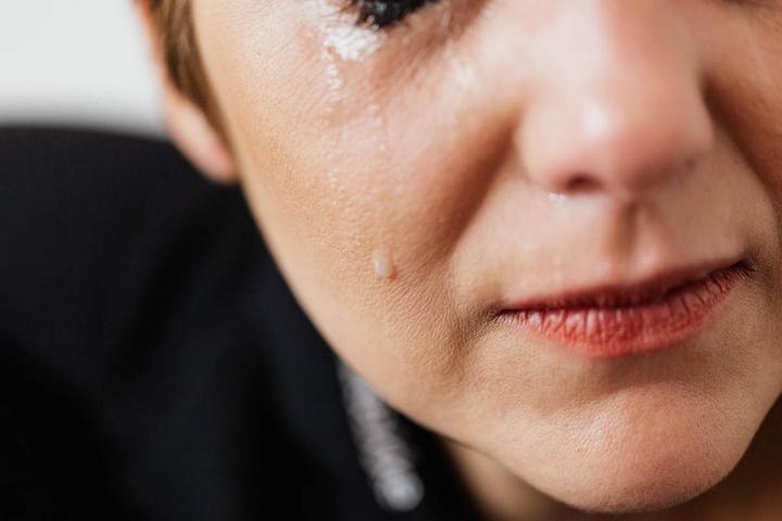 Лицо женщины со слезами на щеках Лицо женщины со слезами на щеках