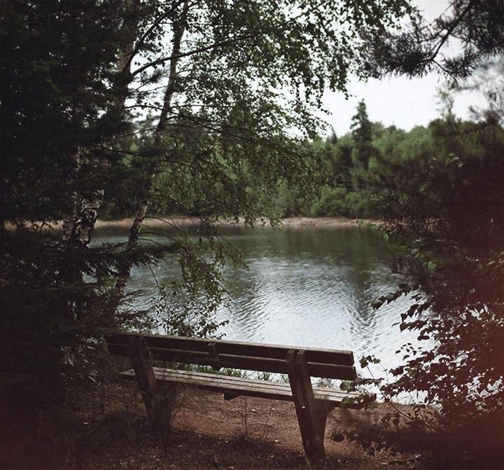 Село гиф. Скамейка возле речки. Синемаграфия природа. Тишина у пруда. Лавочка деревенская у реки.