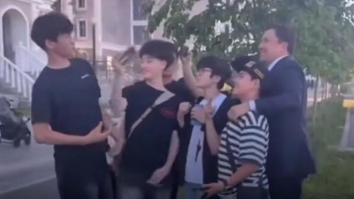 Геннадий Головкин фотографируется с подростками