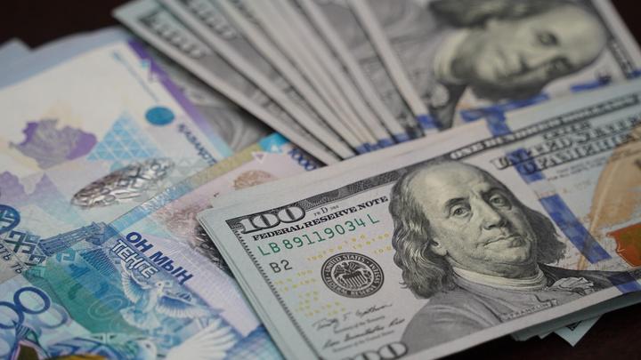 Купюры валют разных стран лежат на столе