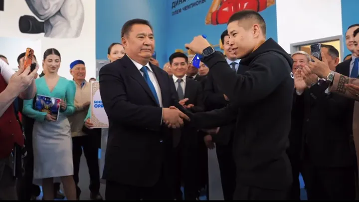 Танымал боксшы Оразбек Асылқұловқа екі бөлмелі пәтердің кілті табысталды