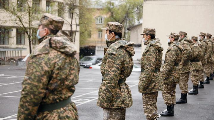 Военные в форме стоят на плаце