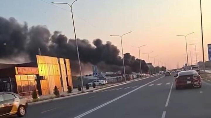 Клубы черного дыма вдоль дороги